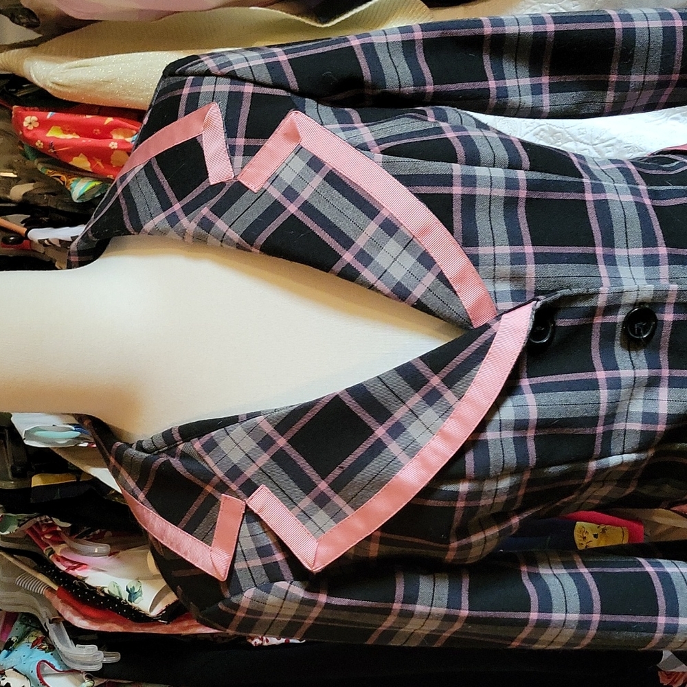 Beautiful Plaid Suit - Picture 4 of 6